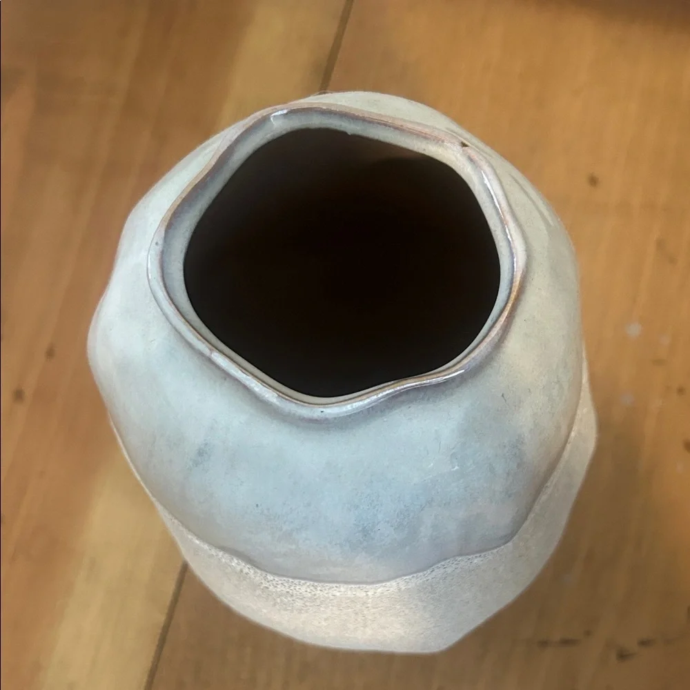 Two-Tone Textured Vase - Picture 3 of 3